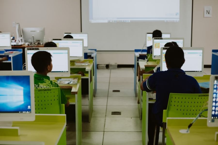 How K-12 Schools Are Using Digital Displays to Solve Everyday Communication Problems